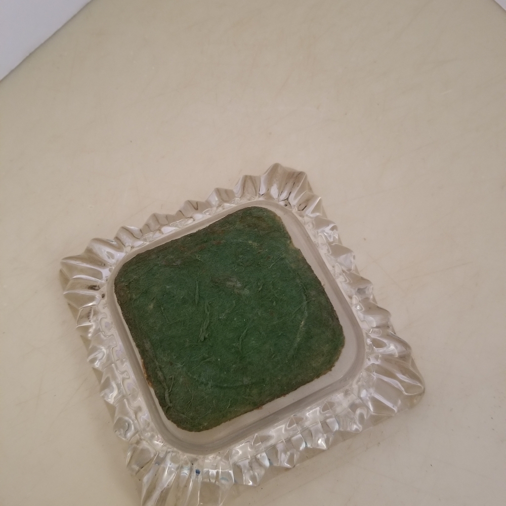 Crystal Clear Glass Ashtray with Geometric Design - Picture 2 of 3